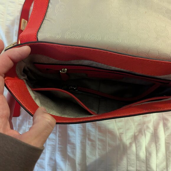 Michael Kors Hamilton Legacy Medium Messenger Bag. - Picture 4 of 4